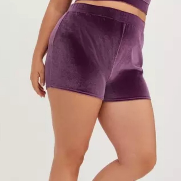 🥀Torrid Curve Plus Size BlackBerry Velour High Rise Cozy Shorts in Sz 2Xl - Picture 4 of 7
